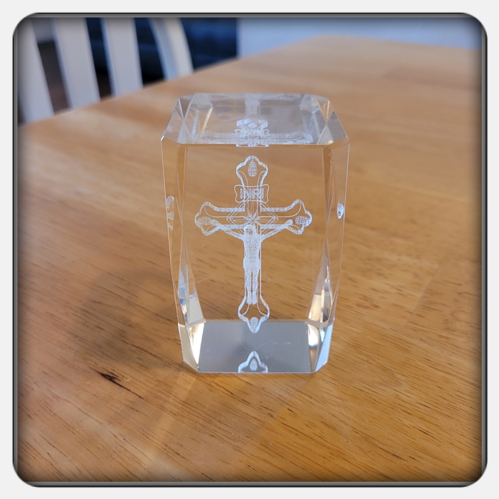 3D Laser Etched Crystal Paperweight Of Jesus On Cross